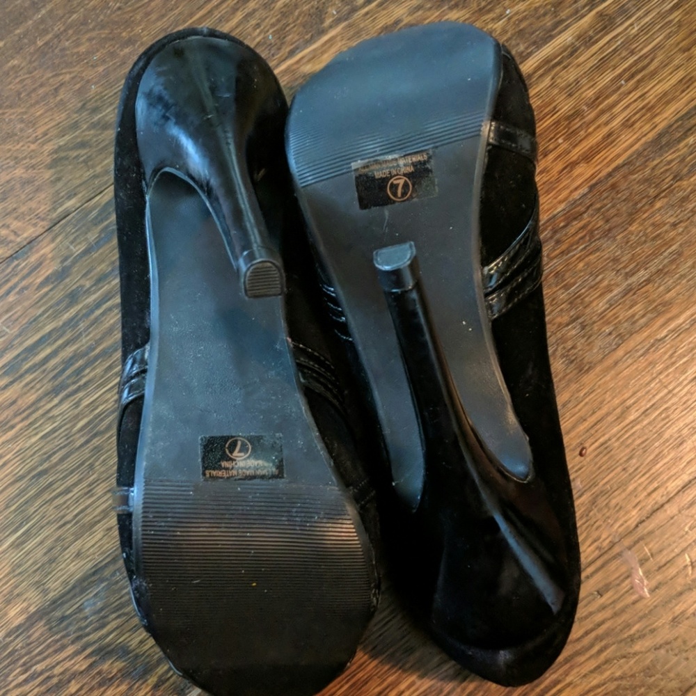 Black Pumps - image 3